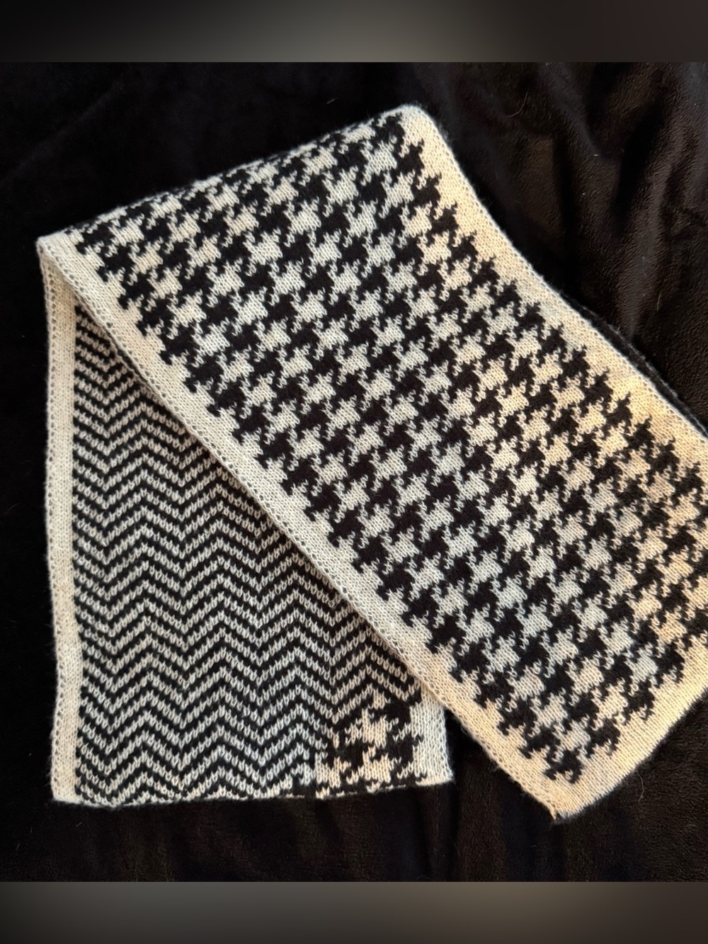 Mens Warm Black & White Houndstooth One Side Chevron Other Side Knit Scarf